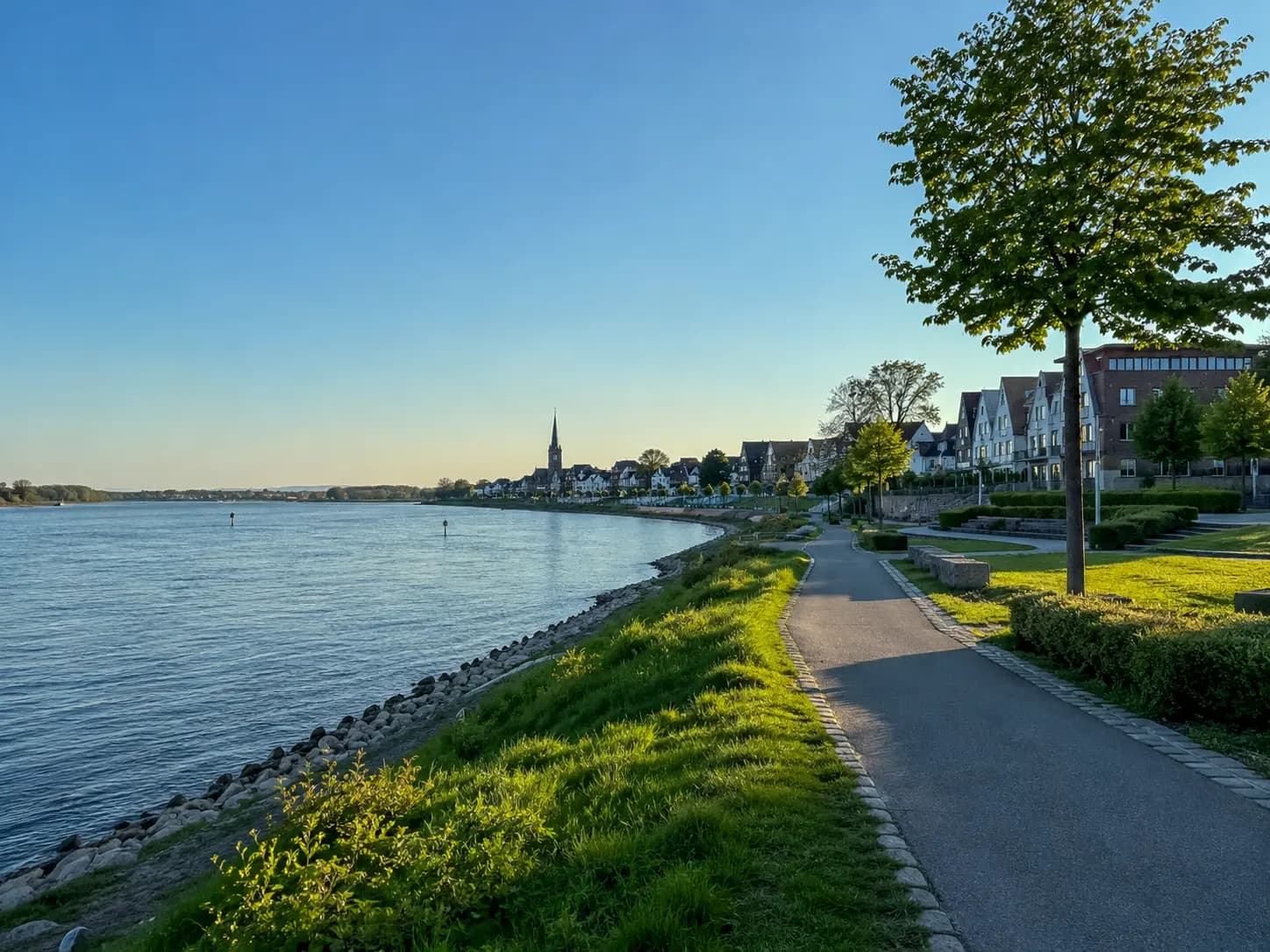 Rheinufer in Monheim am Rhein am Nachmittag